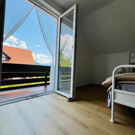 ホームステイ Apartma Dudi Koritno