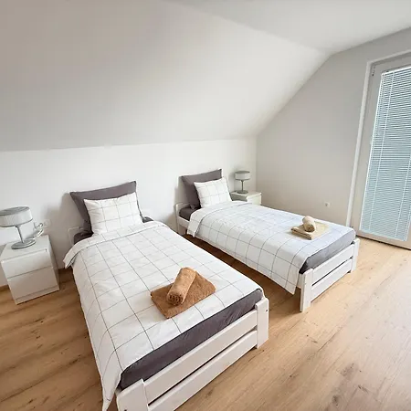 & Beyond Family Homestay szállás Bled